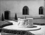 GFA 17/500657.1: Brunnen von Bildhauer W. Knecht im Kreuzgang