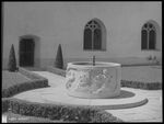 GFA 17/500657.2: Brunnen von Bildhauer W. Knecht im Kreuzgang