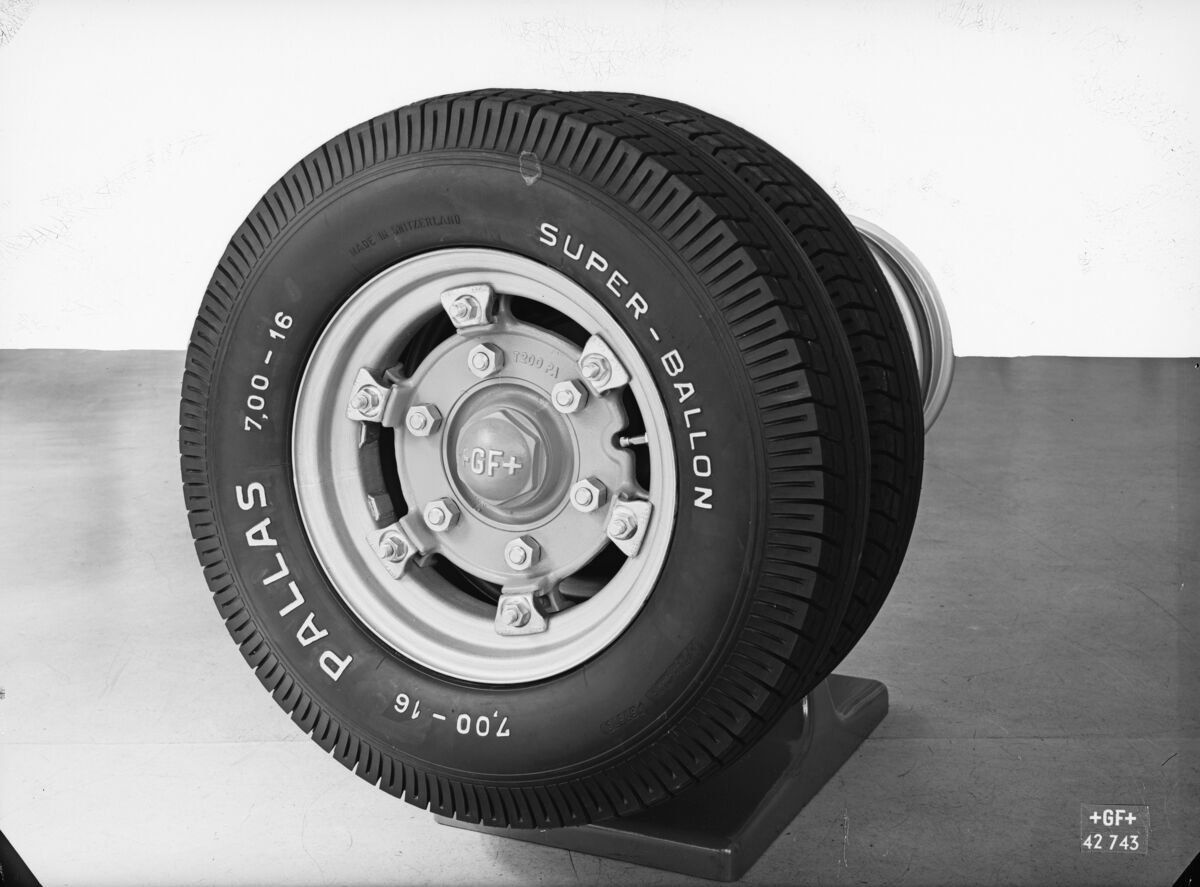 GFA 16/42743: Rad mit Reifen