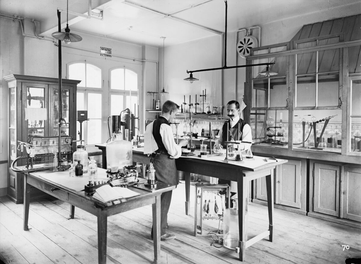 GFA 16/70: Hauptarbeitsraum des ersten 1899 eingerichteten chemischen Labors