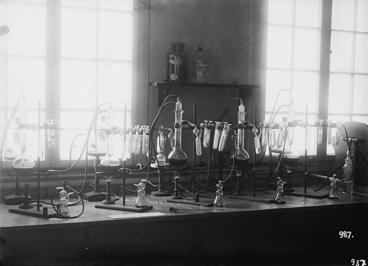 GFA 16/987: Chemisches Labor im umgebauten Portierhaus vor dem Verwaltungsgebäude