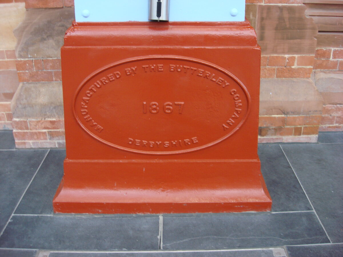 GFD 1/243: Fabrikationsstempel von 1867 der Butterley Company in der St. Pancras-Bahnhofshalle in London (Fotografie von Oxyman, 2007)