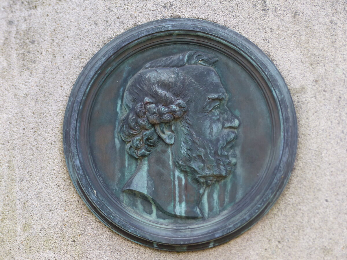 GFD 1/88: Bronzerelief von Emil Kessler auf seinem Grabstein (Künstler unbekannt, nach 1867)