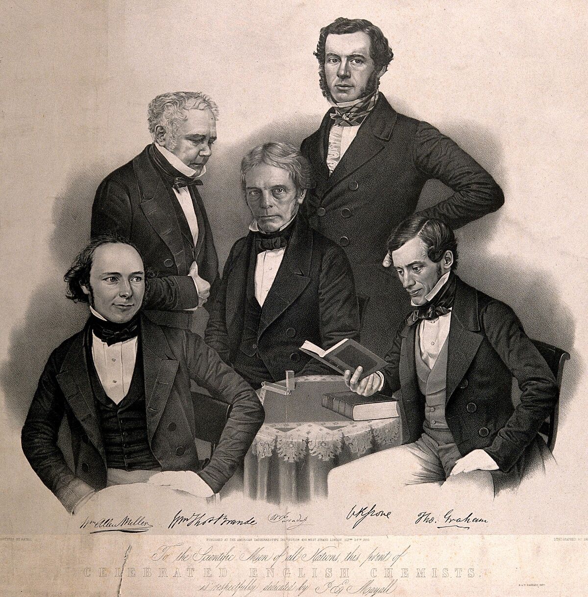 GFD 1/98: William Thomas Brande, links stehend, und weitere berühmte Chemiker (Lithografie von Shapper nach J.E. Mayall, 1850)