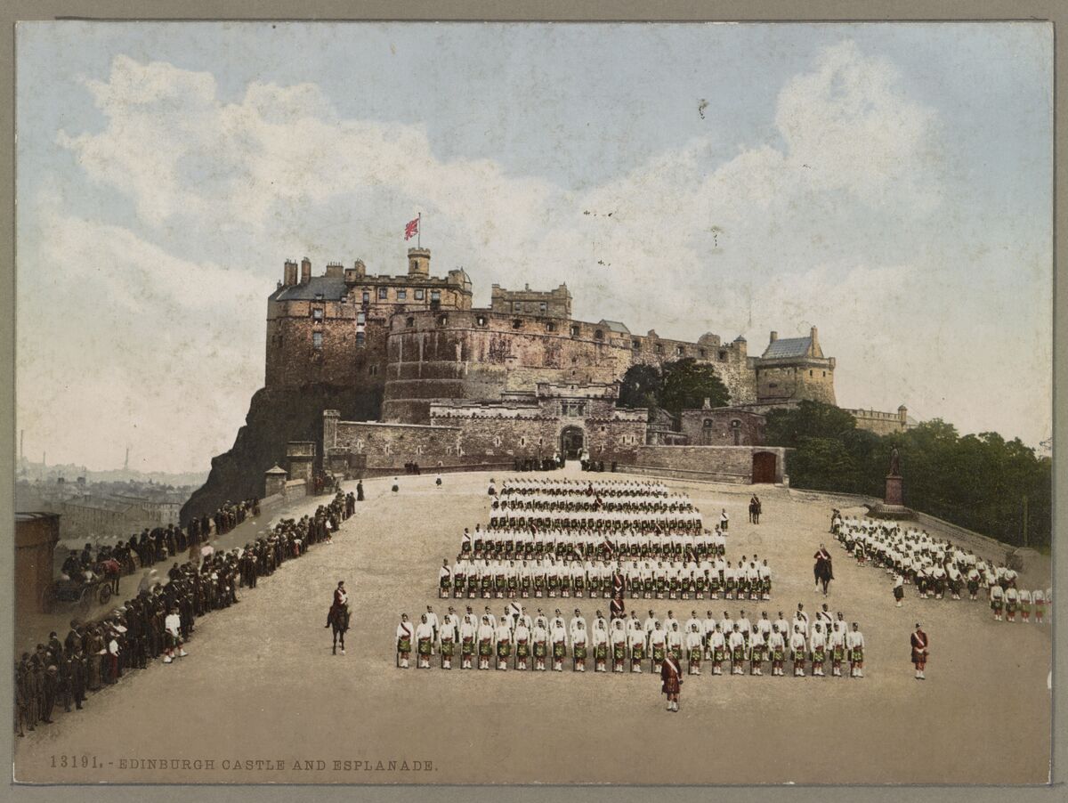 GFD 2/232: Edinburgh Castle and Esplanade (Photochrom, um 1890–1900)