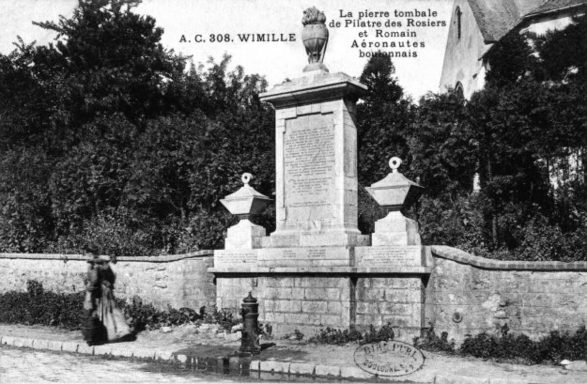 GFD 3/26: Grabmal von Pilâtre de Rozier und Pierre-Ange Romain in Wimille (Postkarte, um 1900)
