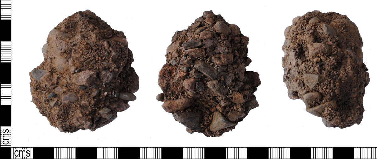 GFD 3/42: Bruchstücke von römischem Zement, um 70–410 n. Chr. (Fotografie von Stuart Noon, 2013)