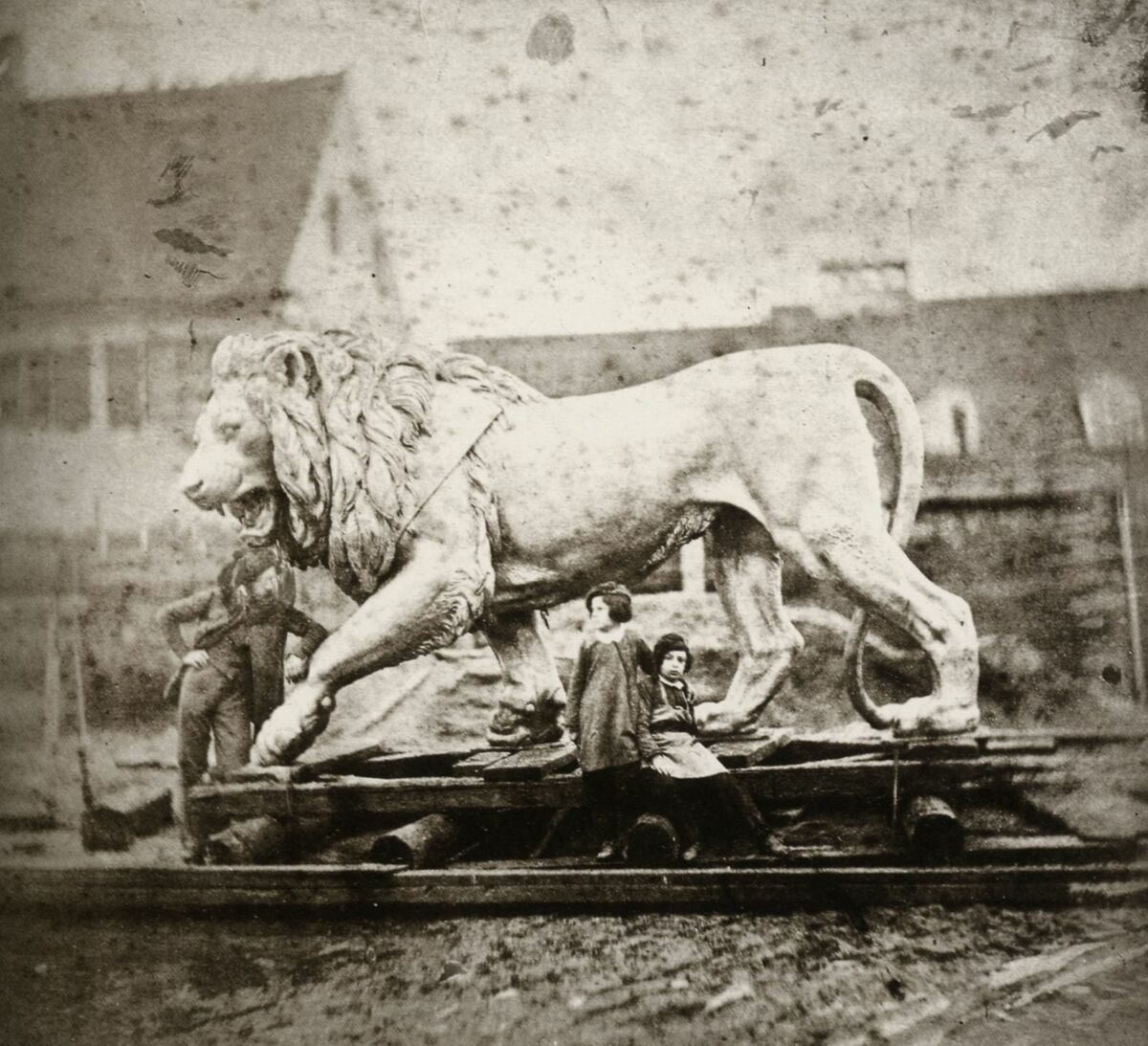 GFD 3/70: Ferdinand von Miller mit seinen Söhnen Fritz und Ferdinand bei der Verladung des Bayerischen Löwen für die Weltausstellung in London (Fotografie von Alois Löcherer, 1851)